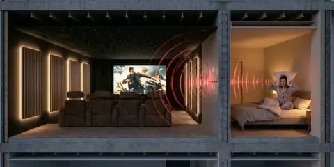 Une salle de cinéma privée avec fauteuils confortables et écran géant. À côté, une personne tente de dormir, dérangée par le bruit. Idéal pour **créer une salle de cinéma chez soi** sans déranger.