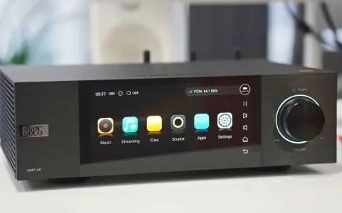 Lecteur audio DMP-A6 avec écran tactile affichant les options de musique, streaming, fichiers, source, apps et réglages. Le son est en PCM 44.1 KHz, idéal pour le dsd audio.