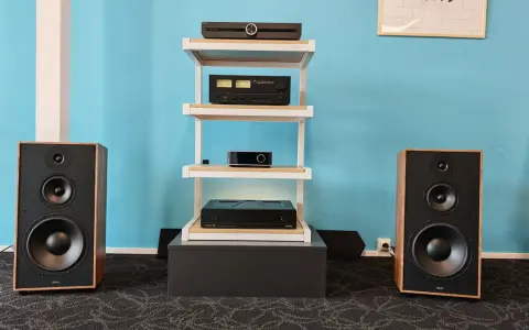 Ensemble audio avec enceintes, amplificateur et lecteur CD. Une connectique USB C est visible sur l'un des appareils.