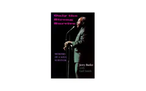 Jerry Butler, chanteur soul, devant un micro. Le titre du livre "Only the Strong Survive" suggère une vie de résilience.
