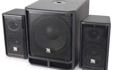 Ensemble de haut-parleurs noirs avec un caisson de basse le plus puissant au monde au centre, flanqué de deux enceintes plus petites.