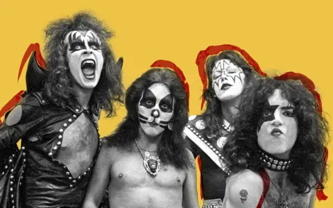 Le groupe Kiss, avec leurs maquillages iconiques, pose sur fond jaune. Un des membres hurle, prêt à enflammer la scène.