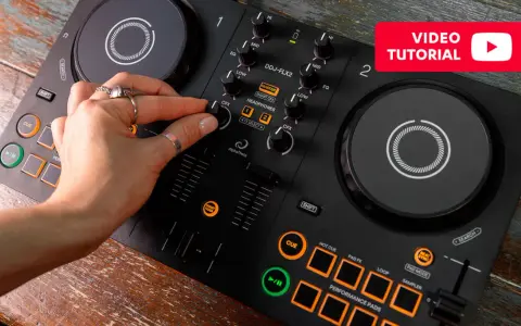 Apprenez comment devenir DJ débutant avec ce tutoriel vidéo sur une console DJ DDJ-FLX2. Une main ajuste les réglages.