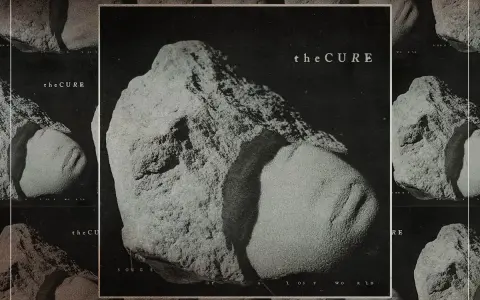 Pochette de l'album "Songs of a Lost World" de The Cure, avec des gros plans de rochers texturés.