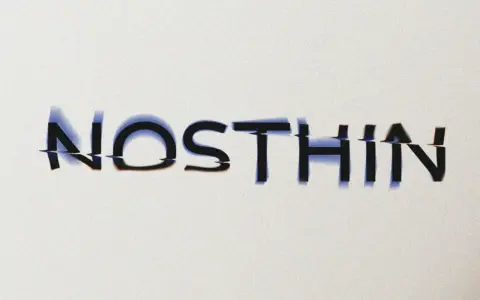 Le logo artiste musique "NOSTHIN" avec des lettres glitchées et une ombre bleutée sur fond blanc.