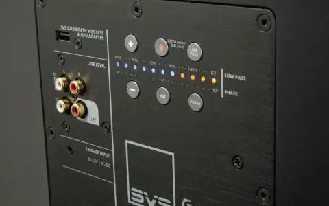 Panneau arrière d'un caisson de basse SVS. Connexions LFE, Line Level, et contrôles pour le réglage du caisson de basse : volume, phase, et filtre passe-bas.