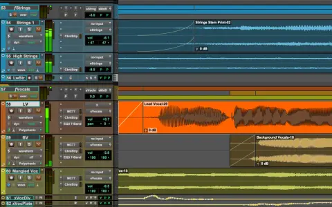 Dans ce meilleur DAW, des pistes de cordes, de voix principales et d'accompagnement sont visibles, avec des formes d'onde audio et des réglages de volume.