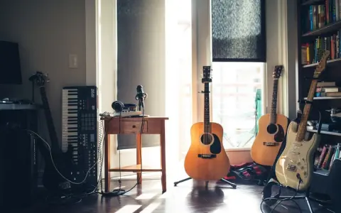 Guitars, clavier, micro et casque, tout le nécessaire pour devenir compositeur.