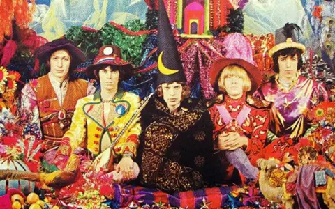 Les Rolling Stones, dans leur tenue psychédélique pour "Their Satanic Majesties Request", posent entourés de couleurs vives et de décorations extravagantes.