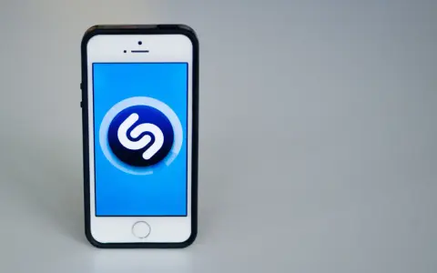 Un smartphone affiche l'application Shazam, une aide précieuse pour identifier les instruments de musique et les chansons.