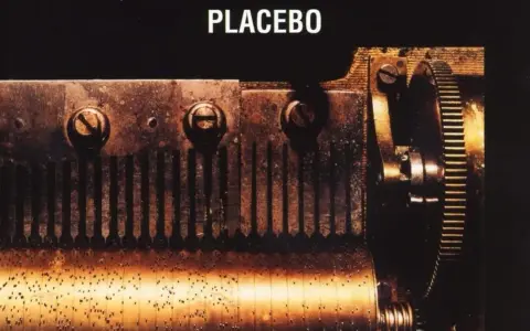 Mécanisme rouillé d'une boîte à musique, évoquant le "black market music" de Placebo. Des engrenages et des dents métalliques créent une mélodie sombre.