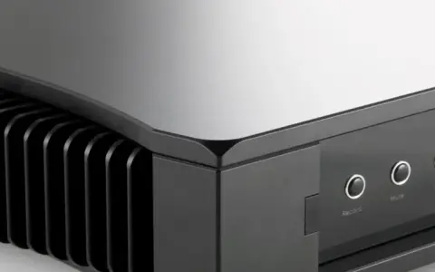 Gros plan sur le Rega Aethos, amplificateur hi-fi au design épuré avec ses ailettes de refroidissement et ses boutons de commande.