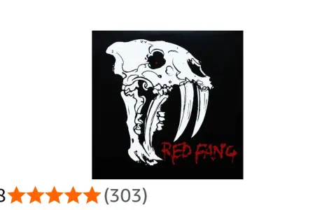 Crâne de tigre à dents de sabre blanc sur fond noir, avec un œil rouge et le texte "RED FANG" en rouge.