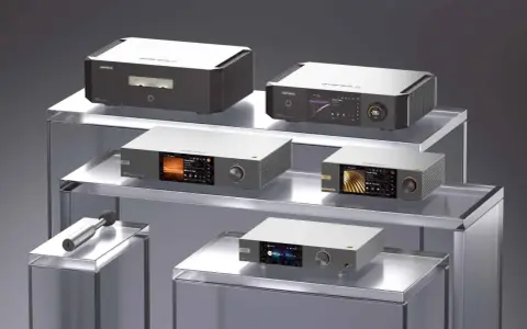 Plusieurs appareils audio haut de gamme, dont le meilleur préampli hifi du monde, sont présentés sur des étagères en verre.