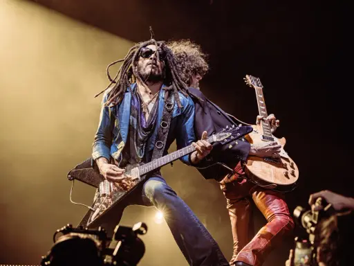 Lenny Kravitz, icône du rock, joue de la guitare sur scène, une image qui pourrait figurer sur un album.