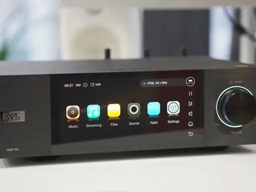 Lecteur audio DMP-A6 avec écran tactile affichant les options de musique, streaming, fichiers, source, apps et réglages. Le son est en PCM 44.1 KHz, idéal pour le dsd audio.
