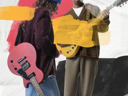 Deux musiciens jouent de la guitare, une rouge et une jaune, sur un fond abstrait. Une scène de musique HD vibrante.