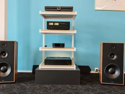 Ensemble audio avec enceintes, amplificateur et lecteur CD. Une connectique USB C est visible sur l'un des appareils.