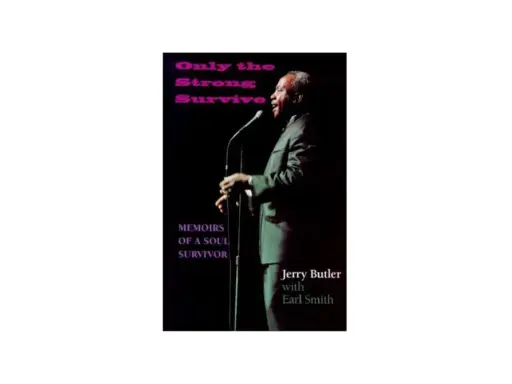 Jerry Butler, chanteur soul, devant un micro. Le titre du livre "Only the Strong Survive" suggère une vie de résilience.
