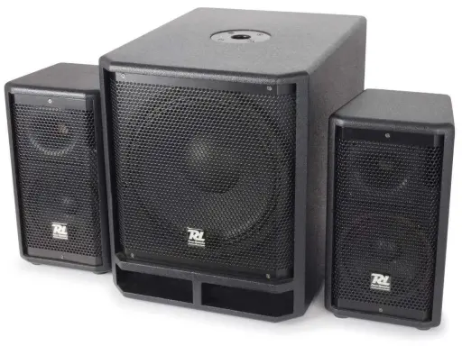 Ensemble de haut-parleurs noirs avec un caisson de basse le plus puissant au monde au centre, flanqué de deux enceintes plus petites.