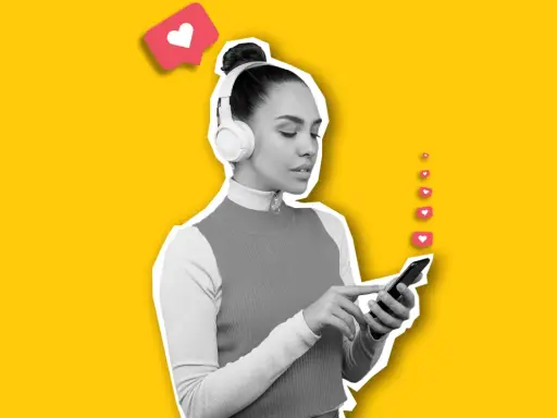 Une jeune influenceuse musique, casque sur les oreilles, navigue sur son téléphone. Des cœurs symbolisant les likes s'envolent.