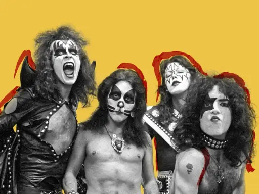 Le groupe Kiss, avec leurs maquillages iconiques, pose sur fond jaune. Un des membres hurle, prêt à enflammer la scène.