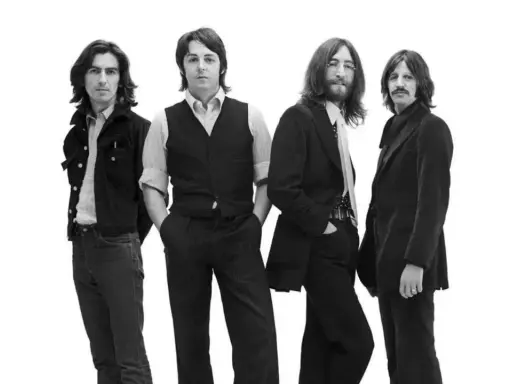 La composition des Beatles, quatre musiciens emblématiques posant ensemble sur fond blanc.