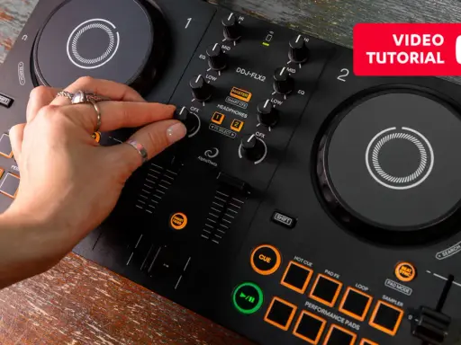 Apprenez comment devenir DJ débutant avec ce tutoriel vidéo sur une console DJ DDJ-FLX2. Une main ajuste les réglages.