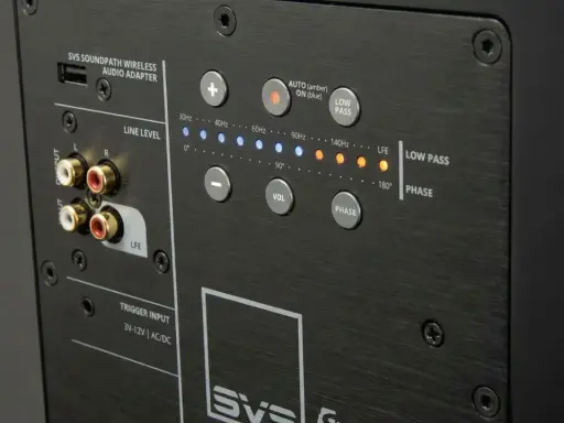 Panneau arrière d'un caisson de basse SVS. Connexions LFE, Line Level, et contrôles pour le réglage du caisson de basse : volume, phase, et filtre passe-bas.