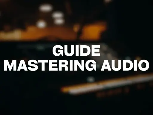 Guide pour maîtriser un son parfait. L'image montre un équipement audio flou, suggérant le processus de mastering.