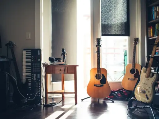 Guitars, clavier, micro et casque, tout le nécessaire pour devenir compositeur.