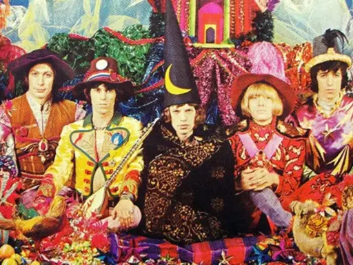 Les Rolling Stones, dans leur tenue psychédélique pour "Their Satanic Majesties Request", posent entourés de couleurs vives et de décorations extravagantes.