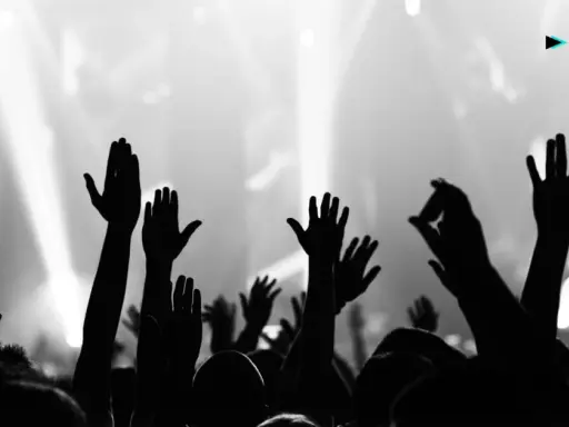 Foule en délire, mains levées vers la scène. Une image forte pour le marketing musical, capturant l'énergie d'un concert.