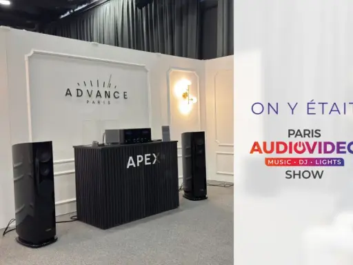 Stand audio haut de gamme avec enceintes noires et équipement Apex au salon AudioVideo Paris.