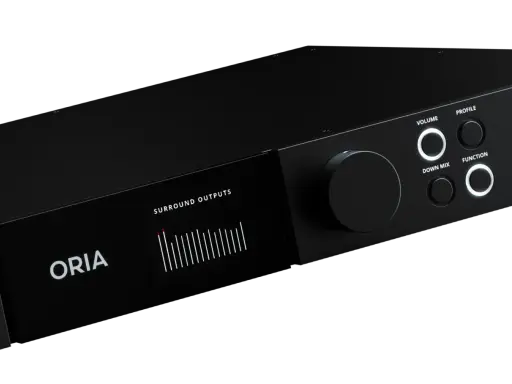 Un appareil audio noir ORIA avec un écran affichant des niveaux de sortie surround. Les commandes incluent un grand bouton rotatif et des boutons pour le volume, le profil, le down mix et la fonction, suggérant une expérience sonore immersive comme Dol...