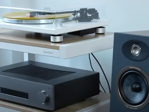 Platine vinyle, amplificateur et enceinte Focal. La connectique audio assure la liaison entre ces éléments pour une expérience sonore immersive.