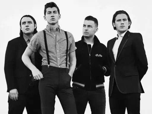 Les membres d'Arctic Monkeys posent pour une photo d'album. Le groupe est en noir et blanc, avec des styles variés.