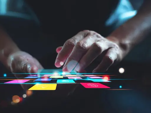 Main d'une personne naviguant sur une tablette avec des icônes colorées, suggérant une appli pour faire de la musique.
