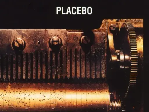 Mécanisme rouillé d'une boîte à musique, évoquant le "black market music" de Placebo. Des engrenages et des dents métalliques créent une mélodie sombre.