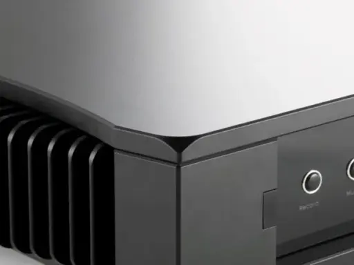 Gros plan sur le Rega Aethos, amplificateur hi-fi au design épuré avec ses ailettes de refroidissement et ses boutons de commande.