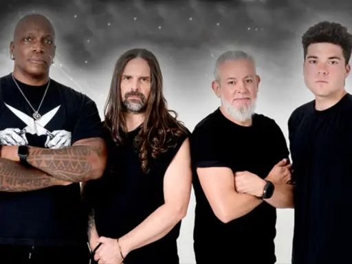 Quatre hommes posent, comme des anges et des ondes radio, dans des t-shirts noirs.