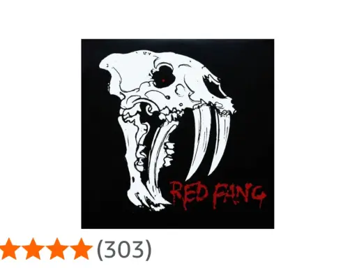 Crâne de tigre à dents de sabre blanc sur fond noir, avec un œil rouge et le texte "RED FANG" en rouge.
