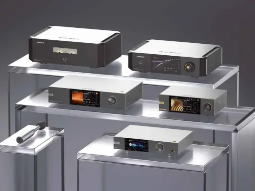 Plusieurs appareils audio haut de gamme, dont le meilleur préampli hifi du monde, sont présentés sur des étagères en verre.