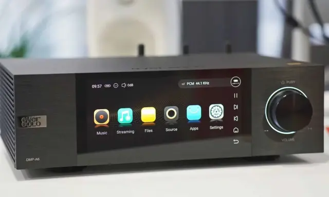 Lecteur audio DMP-A6 avec écran tactile affichant les options de musique, streaming, fichiers, source, apps et réglages. Le son est en PCM 44.1 KHz, idéal pour le dsd audio.