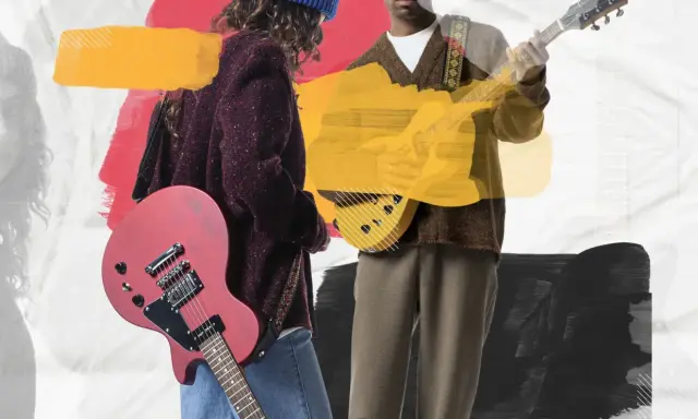 Deux musiciens jouent de la guitare, une rouge et une jaune, sur un fond abstrait. Une scène de musique HD vibrante.