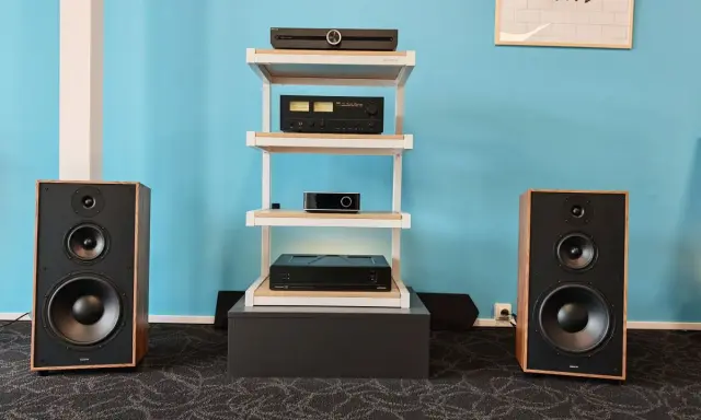 Ensemble audio avec enceintes, amplificateur et lecteur CD. Une connectique USB C est visible sur l'un des appareils.