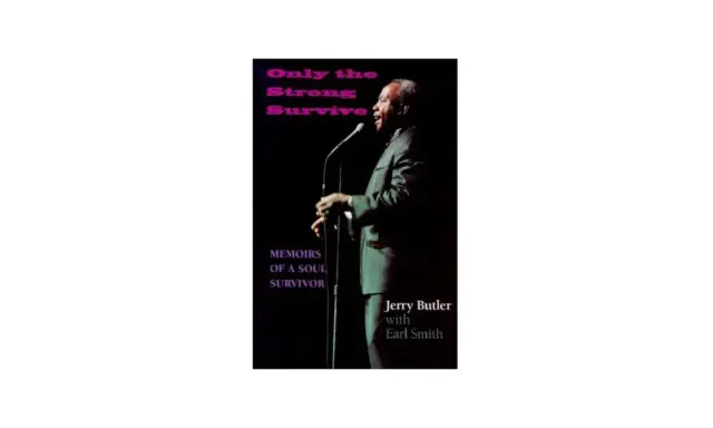 Jerry Butler, chanteur soul, devant un micro. Le titre du livre "Only the Strong Survive" suggère une vie de résilience.