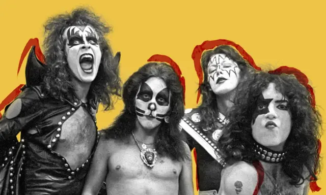 Le groupe Kiss, avec leurs maquillages iconiques, pose sur fond jaune. Un des membres hurle, prêt à enflammer la scène.