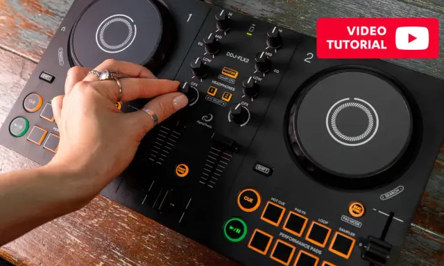 Apprenez comment devenir DJ débutant avec ce tutoriel vidéo sur une console DJ DDJ-FLX2. Une main ajuste les réglages.