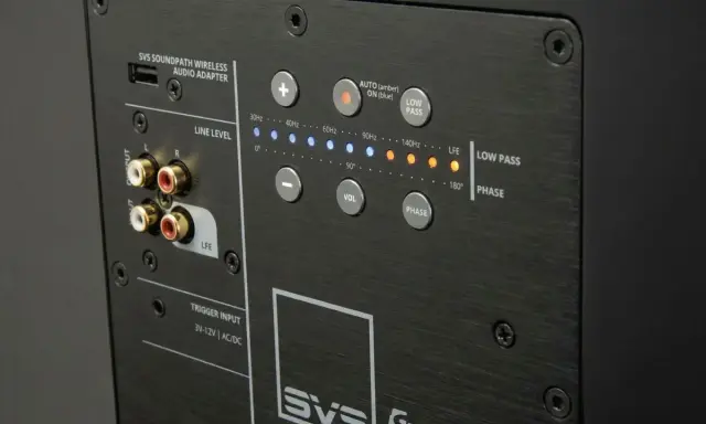Panneau arrière d'un caisson de basse SVS. Connexions LFE, Line Level, et contrôles pour le réglage du caisson de basse : volume, phase, et filtre passe-bas.